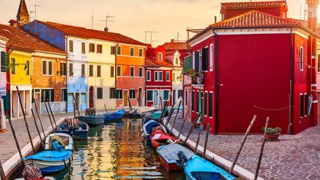 Burano au printemps : l’île colorée qui retrouve toute sa lumière dans la lagune de Venise