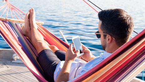 Météo, GPS, secours : le tout connecté rend-il les plaisanciers trop confiants ?