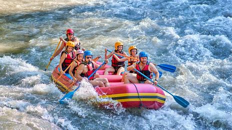Les meilleures destinations pour faire du rafting : 8 rivières pour vivre l’eau vive au plus près
