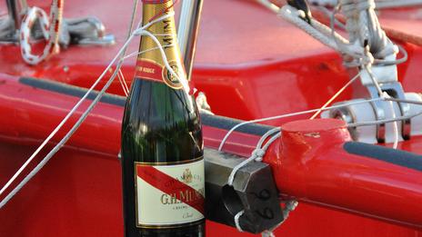 Pourquoi baptise-t-on les bateaux ? Une tradition maritime entre protection, superstition et identité