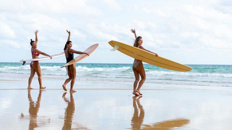 Surfer en solo ou à plusieurs : 2 façons de vivre la session, 2 plaisirs très différents