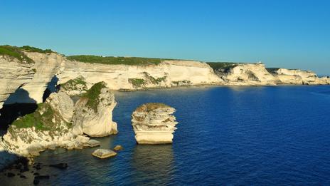 Navigation dans les Bouches de Bonifacio : les règles à connaître avant de prendre la mer