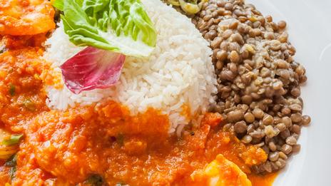 Cari de crevettes : la grande recette réunionnaise où les épices rencontrent l’océan Indien