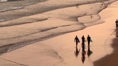 Surfer à l’étranger : les contraintes auxquelles on ne pense jamais avant de partir