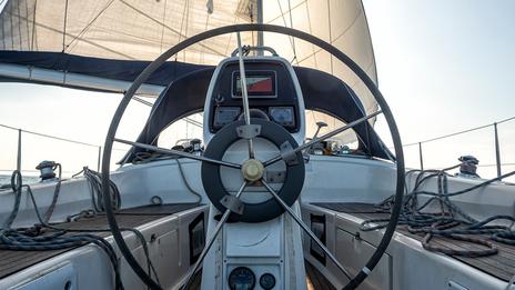 Pilotes automatiques : l’équipier invisible qui change la grande croisière