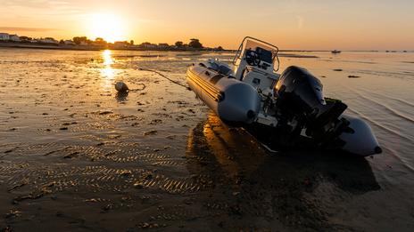 Annexe de bateau : semi-rigide ou rigide, le match de la vie au mouillage