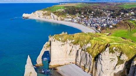 Étretat au printemps : l’escale idéale avant la foule estivale