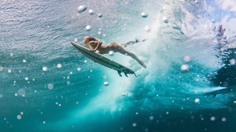 Duck dive en surf : la technique clé pour passer sous les vagues sans s’épuiser
