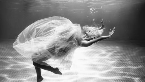 Danse subaquatique : quand l’apnée devient un art du mouvement