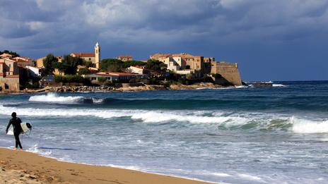 Surfer en Corse : les spots cachés de l’île de beauté