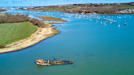 Cowes en été : cap sur l’île de Wight, entre régates mythiques et falaises blanches