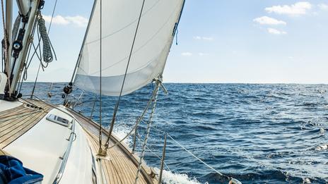 Bateaux de voyage de plus de 20 ans : la bonne affaire ou le piège à refit ?