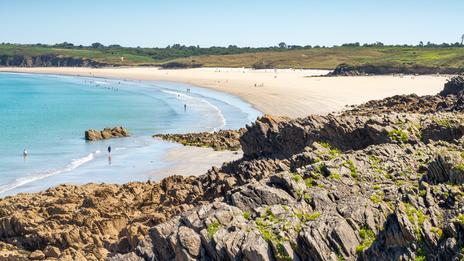 Les plages préférées des Français en 2026 : la Bretagne domine encore, Étretat grimpe au pied du podium