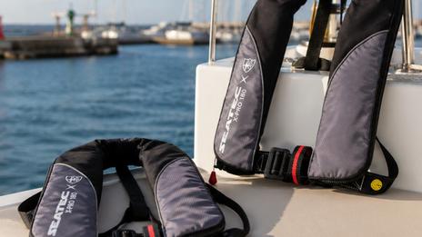 Gilets de sauvetage automatiques : un nouvel équipement pensé pour naviguer plus sereinement