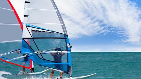 Windsurf en France : les meilleurs spots pour naviguer de la Bretagne à la Camargue