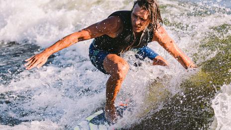 Surfer la vague de rivière en été : ces spots où glisser sans aller à la mer