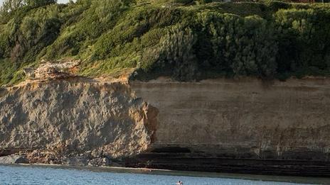 À Biarritz, l’effondrement d’une falaise près du Miramar fait une morte et un disparu