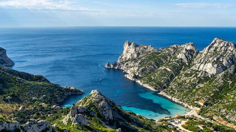 Calanques, îles, plages cultes : ces sites côtiers où l’accès se prépare désormais à l’avance