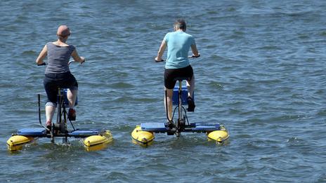 Water bike : pédaler sur l’eau, la nouvelle sortie nautique qui change tout