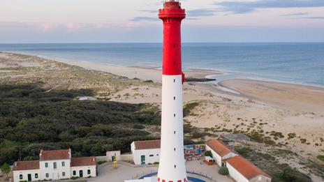 Phare de la Coubre : la sentinelle maritime que l’océan est en train de reprendre