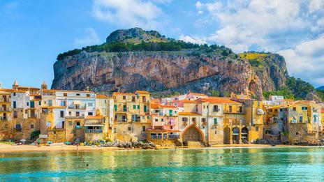 Cefalù en juillet : la Sicile les pieds dans l’eau