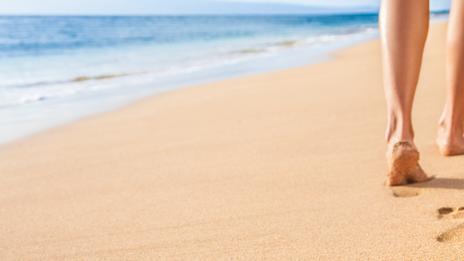 Sable chaud : quand la plage devient un soin naturel pour le corps et l’esprit