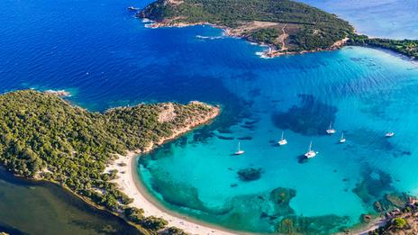 À moins de trois heures de vol, cinq îles pour larguer les amarres cet été
