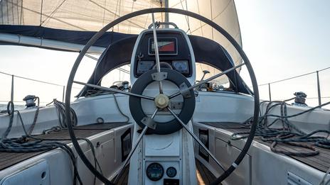 Routage, anti-collision, GPS : faut-il vraiment faire confiance à l’IA en mer ?