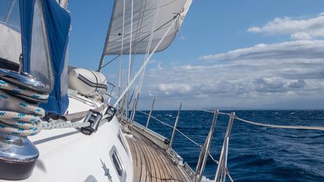 Bateau suréquipé : le confort peut-il devenir l’ennemi du voyage ?