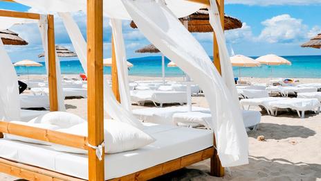 Beach club, plage privée : que paie-t-on vraiment quand on réserve un transat ?