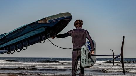 Wingfoil : le sport de glisse qui explose cet été, comment s’y mettre