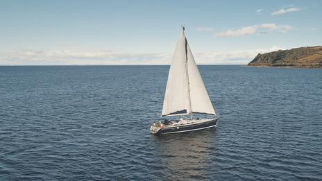 Slow travel maritime : ferries et voiliers, la tendance qui remplace l’avion cet été