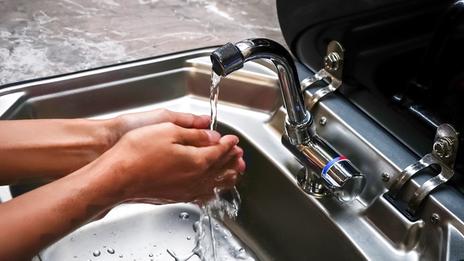 Eau douce en grande croisière : dessalinisateur ou récupérateur d’eau de pluie ?