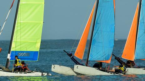Optimist, catamaran, dériveur : quel bateau choisir pour débuter la voile légère ?