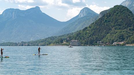 5 lacs et plans d’eau où pratiquer les sports nautiques en France cet été