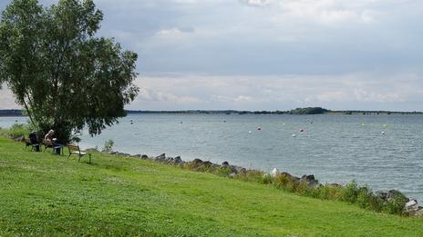 Cet immense lac artificiel devient le refuge idéal pour des vacances loin du littoral