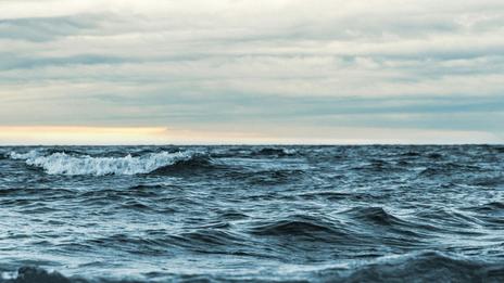 Le saviez-vous ? Pourquoi les vagues arrivent-elles souvent en séries ?