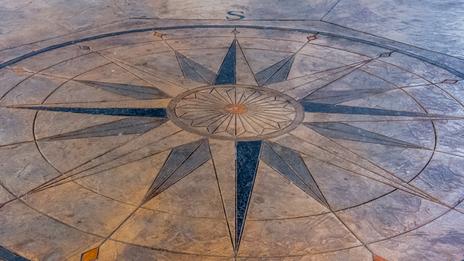 Comprendre la rose des vents : pourquoi elle reste indispensable, même à l’heure du GPS