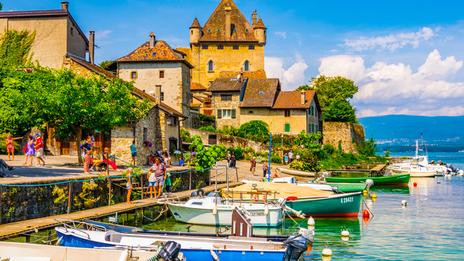Ce village médiéval au bord du lac Léman est l’escapade parfaite pour profiter de l’été