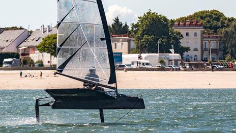 Le foil en dériveur : quand la voile légère prend son envol