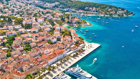 Hvar, l’île croate qui attire désormais plus de yachts que de routards