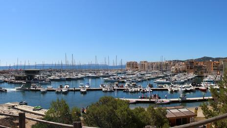Bormes-les-Mimosas, Village préféré des Français 2026 : côté mer, un port au cœur d’un écrin préservé