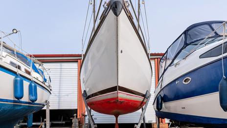 Hiverner son bateau à l’étranger : le guide pour éviter les mauvaises surprises