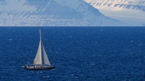 Naviguer au-delà du 60e parallèle : les règles d’une croisière pas comme les autres