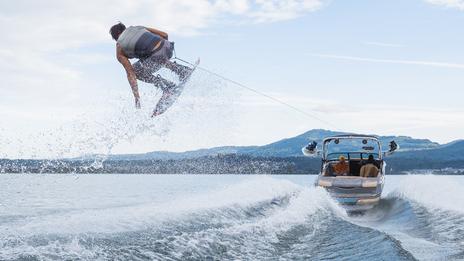 Wakeboard : les bases pour se lancer derrière un bateau cet été