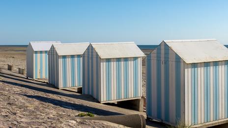 Les cabines de plage rayées : l’histoire d’un symbole indissociable de l’été