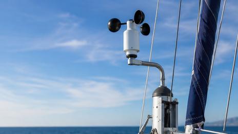 Girouettes et anémomètres : comment lire le vent sans instrument connecté