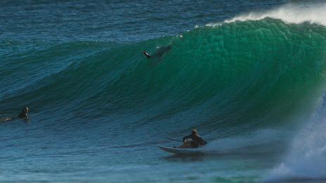 Le waveski : surfer assis avec une pagaie, le chaînon manquant entre kayak et surf