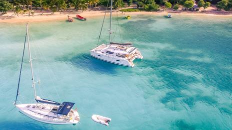 Catamaran ou monocoque : quel bateau choisir pour un tour du monde en famille ?