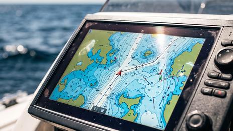 Brouillage, spoofing, fausses positions : comment naviguer quand le GPS perd le nord